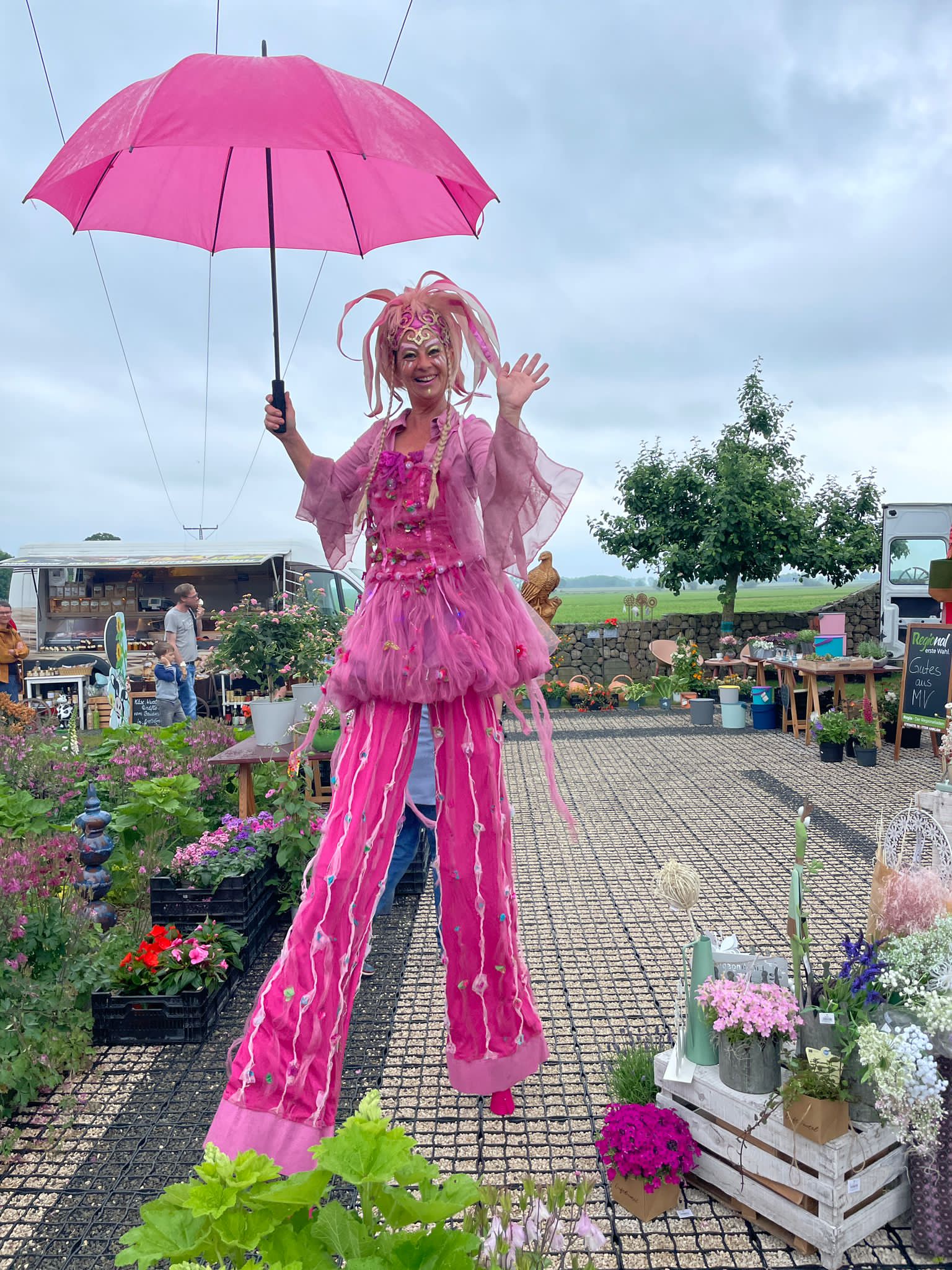 Stelzenläuferin Rhonda die Fee mit wunschbaum,