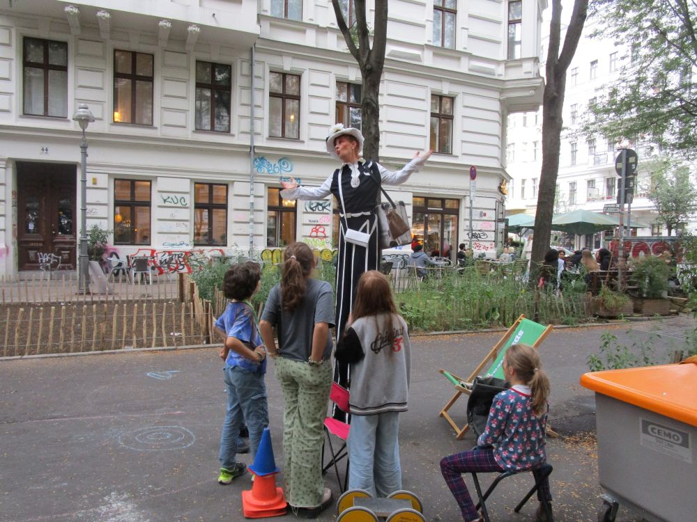 Spielstraßen, Berlin, Stelzen Walk Act, krümelproductions, Stelzenkunst