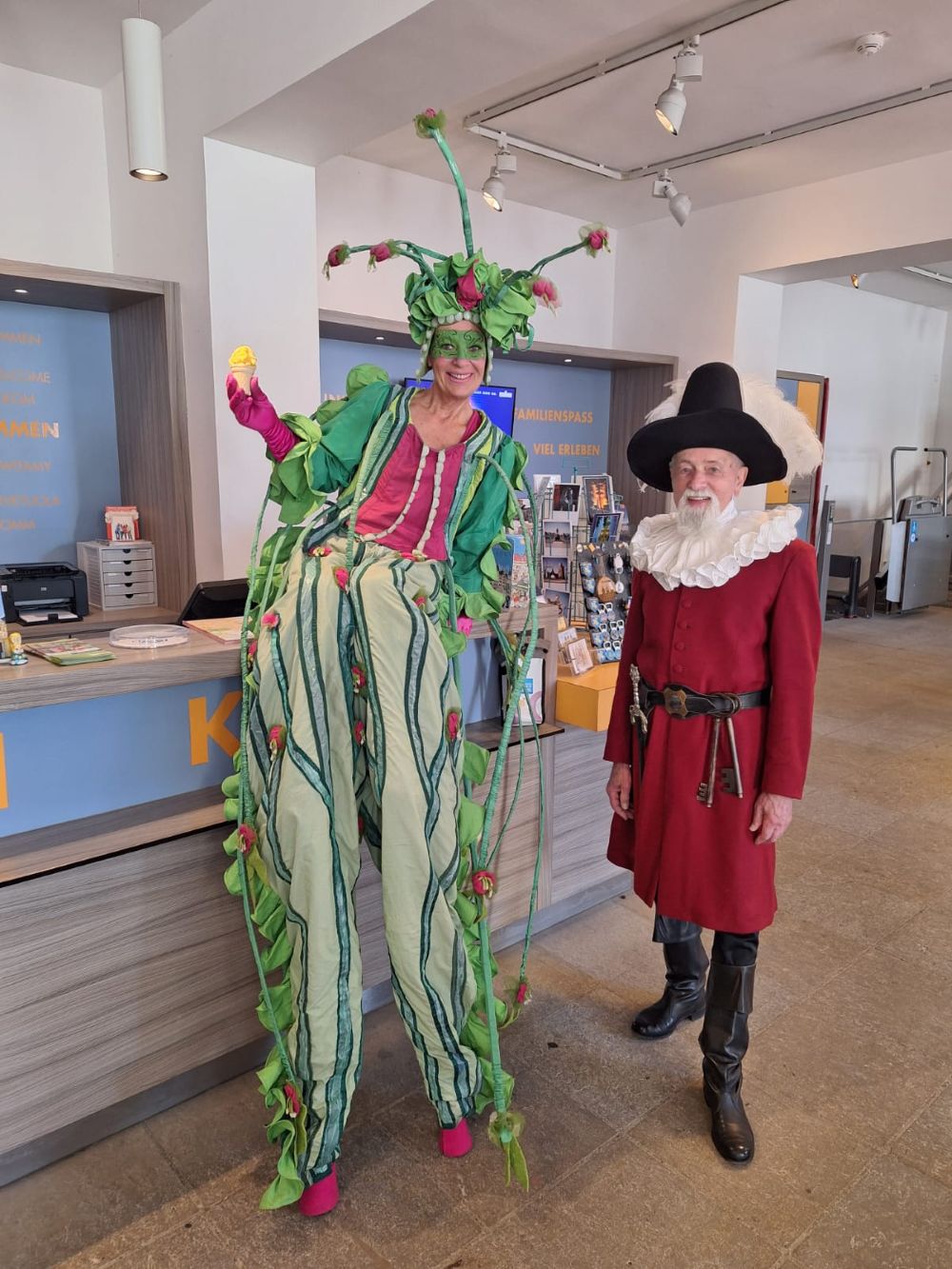 Schloss Schwerin mit Petermännchen und Stelzenläuferin Florentina die Wunderblume Walk Act, FrühjahrsErwachen, Straßenfestival, Kultur und Gartensommer,